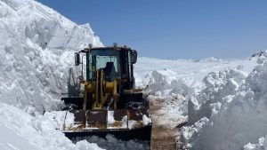 Erzurum’da 5 metreyi bulan karla mücadele