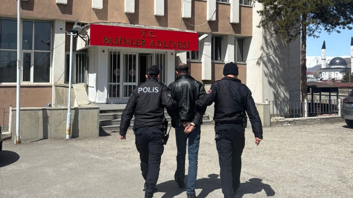 Erzurum’da durdurulan aracın vites ile teyp arasındaki iç zulasından uyuşturucu çıktı