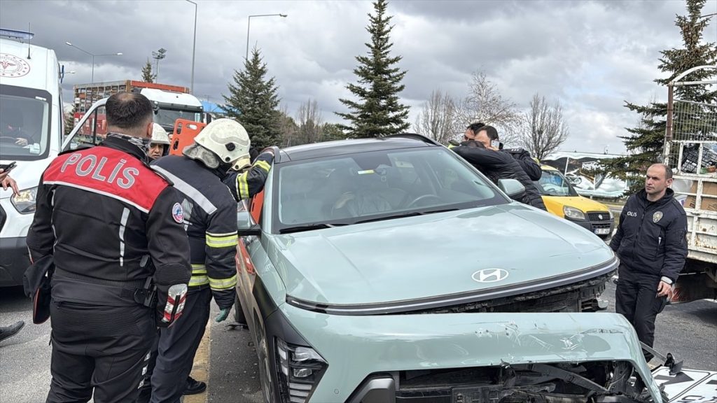 Erzurum’da kaza yapıp fenalaşan sürücü aracın camı kırılarak çıkarıldı