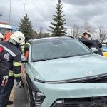 Erzurum’da kaza yapıp fenalaşan sürücü aracın camı kırılarak çıkarıldı
