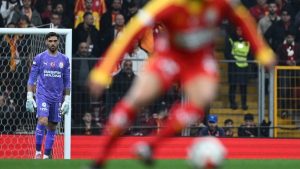Galatasaray taraftarı, Günay Güvenç’i ıslıkladı