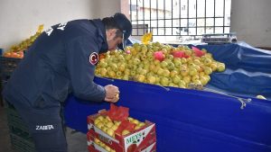 Gaziantep’te pazarda akılalmaz hile: Çürük elmaları etiketle gizledi