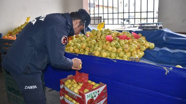 Gaziantep’te pazarda akılalmaz hile: Çürük elmaları etiketle gizledi