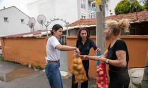 Güzelbahçe Belediyesi’nden Vatandaşa Ücretsiz Patates ve Soğan Desteği