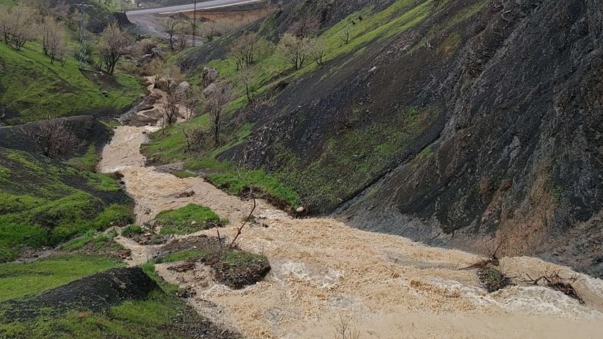 Hakkari’de dere taştı, Şemdinli-Derecik yolu kapandı