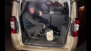 Hatay’da aracın bagajından kaçak göçmen çıktı