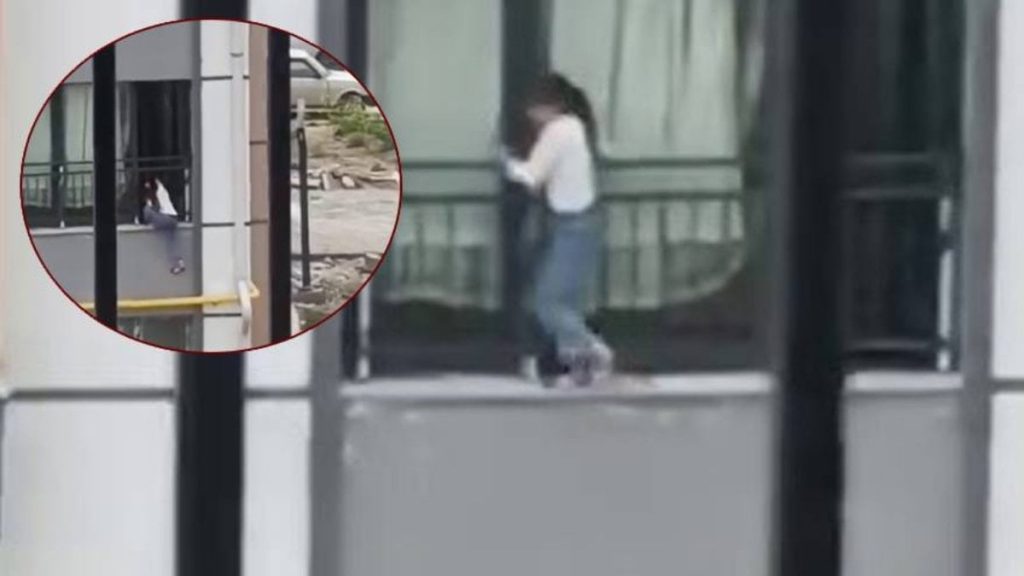 Hatay’da çocuğun tehlikeli oynu kamerada: Camdan çıkarak korkuluklarda gezindi
