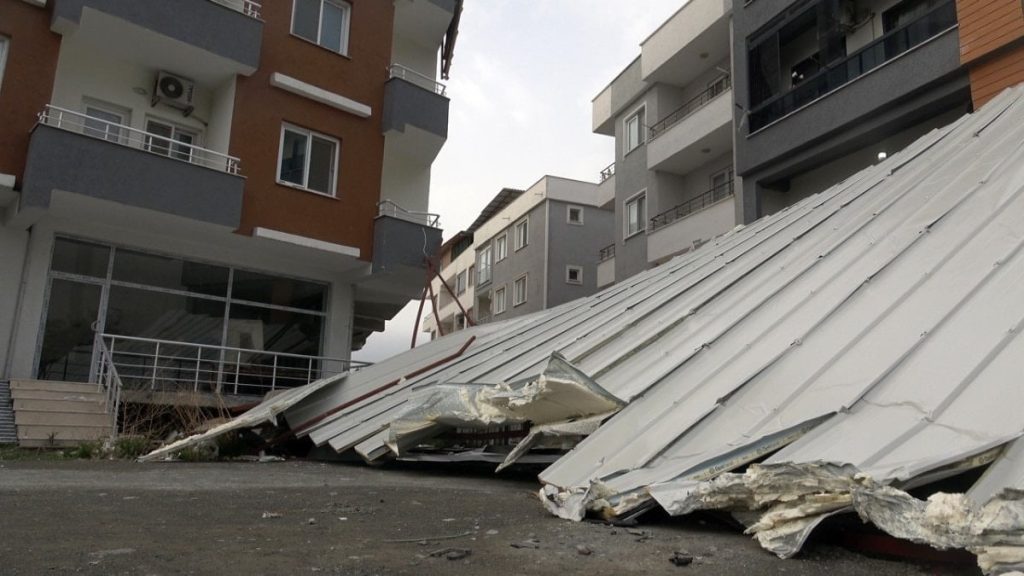 Hatay’da fırtına etkili oldu: Uçan çatı araçlara zarar verdi