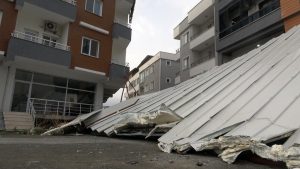 Hatay’da fırtına etkili oldu: Uçan çatı araçlara zarar verdi