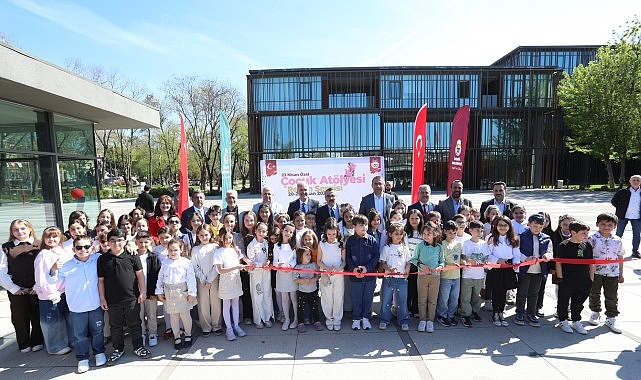 İnegöl’ün Küçük Sanatçılarının Eserleri 23 Nisan Özel Sergisinde Görücüye Çıktı