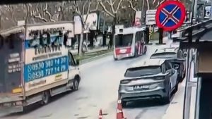 İstanbul’da 5 kişinin yaralandığı dolmuş kazası kamerada