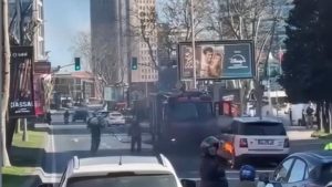 İstanbul’da akan trafikte cipin lastikleri alev aldı: Trafik kilitlendi