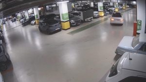 İstanbul’da alışveriş merkezinin otoparkında drift
