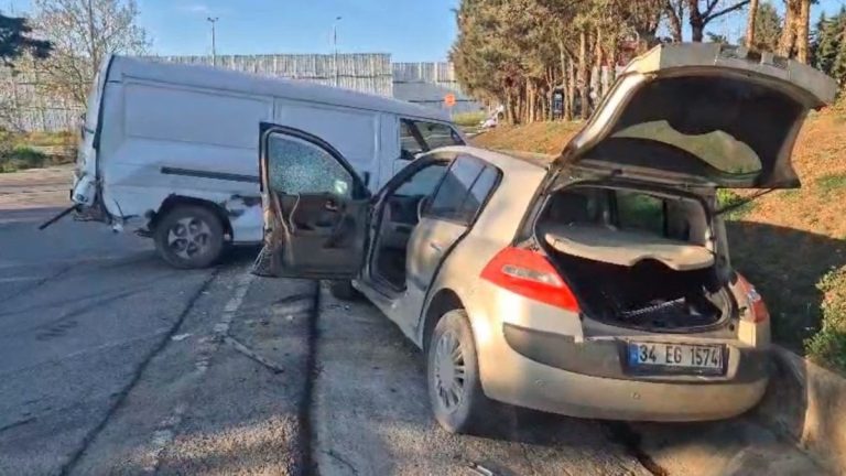 İstanbul’da kontrolden çıkan kepçe iki araca ağır hasar verdi
