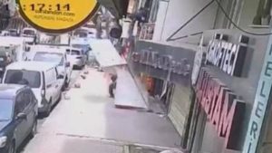 İstanbul’da tabela takmaya çalışan şahıs kaldırımda bekleyen kişinin üzerine düştü
