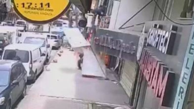İstanbul’da tabela takmaya çalışan şahıs kaldırımda bekleyen kişinin üzerine düştü