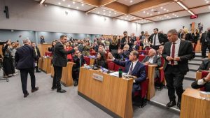 İzmir Belediye Meclisi’nde AK Partili ve CHP’li üyeler arasında gerginlik