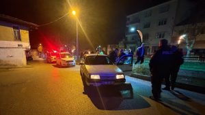Kastamonu’da trafikte kendilerini uyaran adamı darbettiler: Otomobili bırakıp kaçtılar