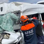 Kırşehir’de freni boşalan kamyonet, otomobilin üzerine devrildi: 5 yaralı