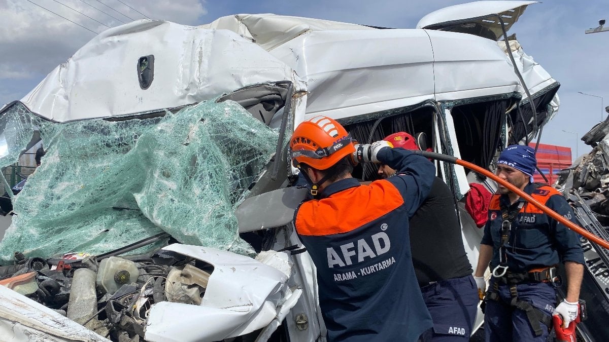 Kırşehir’de freni boşalan kamyonet, otomobilin üzerine devrildi: 5 yaralı