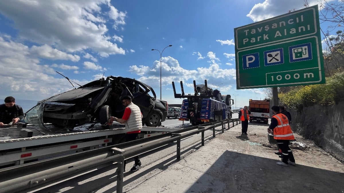 Kocaeli’de yön tabelasına çarptı