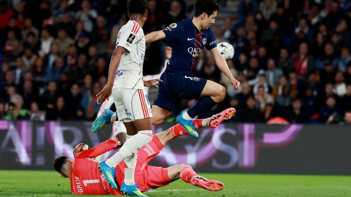 Olimpik Lyon, PSG’yi deplasmanda yendi