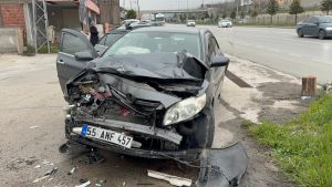 Samsun’da otomobil, park halindeki tıra çarptı: 5 yaralı