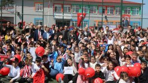 Samsunsporlu oyuncular, 23 Nisan şenliğinde köy çocukları ile buluştu