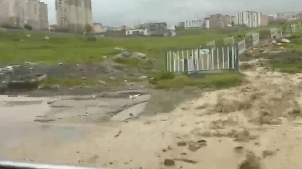 Şırnak’ta aşırı yağış sele neden oldu: Çocukları suda oynadı