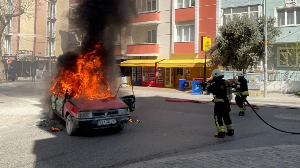 Tekirdağ’da alev alan LPG’li otomobil kullanılamaz hale geldi