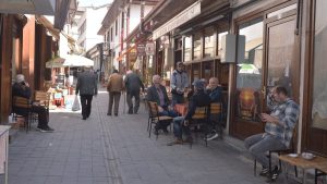 Tokat’ta kıraathane sahibi ölen müşterilerinin hatıralarını duvarında yaşatıyor