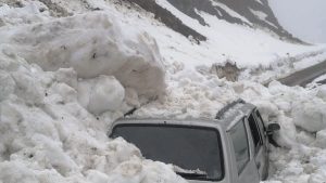 Trabzon’da 4 kişinin olduğu aracın üzerine çığ düştü