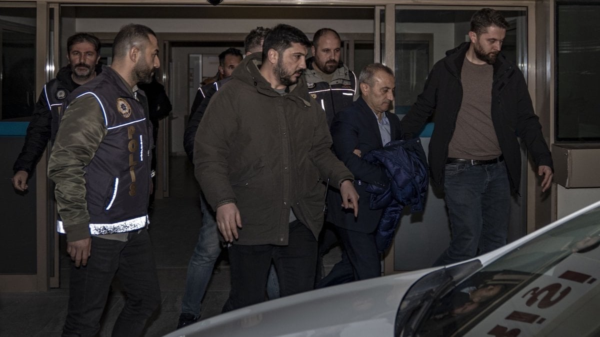 Tutuklanan eski Tunceli Valisi Tuncay Sonel, kelepçeyi gizlemeye çalıştı