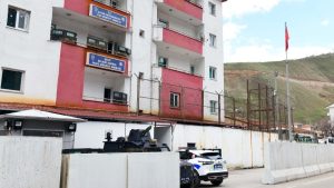 Van’da ehliyet sınavıma kopya düzeneğiyle girdiler: Suçüstü yakalandılar