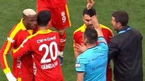 Victor Osimhen’den maç sonu hakeme büyük tepki!